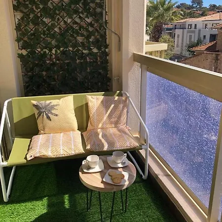 Vue 75 M2 * Saint-Raphael (Var)
