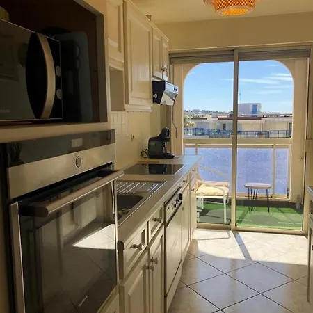 Vue 75 M2 * Saint-Raphael (Var)